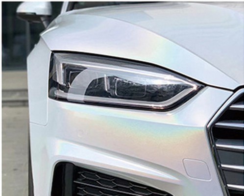 L'automobile bianca variopinta di scintillio del laser avvolge il film calandrato polimerico del vinile
