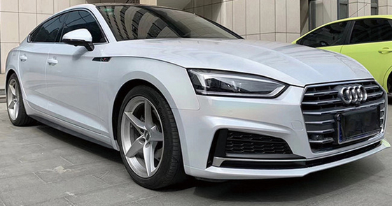 L'automobile bianca variopinta di scintillio del laser avvolge il film calandrato polimerico del vinile