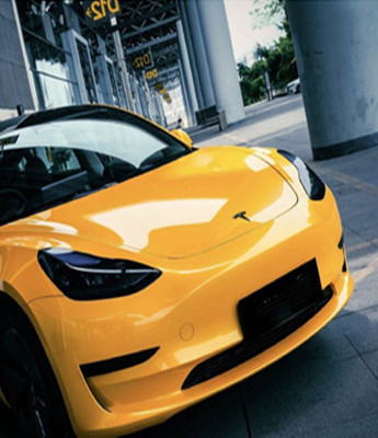 L'involucro giallo del vinile dell'automobile di lucentezza della foglia di acero metallica tiene la pittura a partire dai graffi