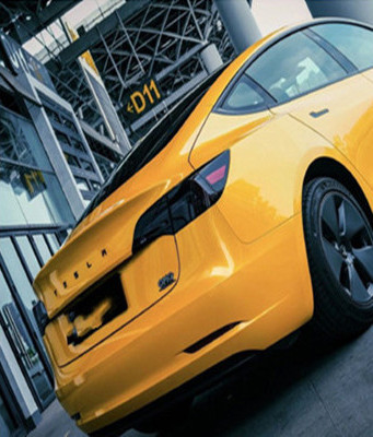 L'involucro giallo del vinile dell'automobile di lucentezza della foglia di acero metallica tiene la pittura a partire dai graffi