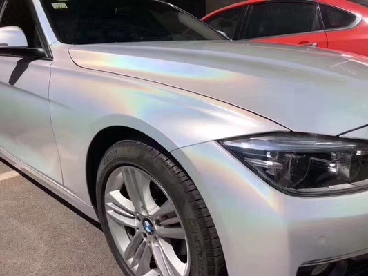 L'automobile bianca variopinta di scintillio del laser avvolge il film calandrato polimerico del vinile