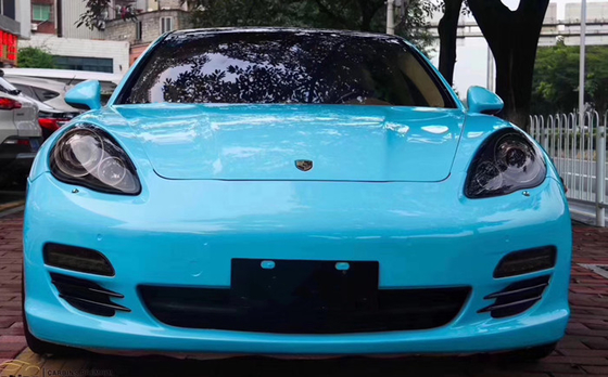 L'involucro ultra alto blu dell'automobile di lucentezza di Miami si corruga liberamente per i camion