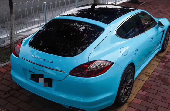 L'involucro ultra alto blu dell'automobile di lucentezza di Miami si corruga liberamente per i camion